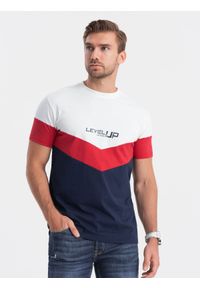 Ombre Clothing - T-shirt męski bawełniany trójkolorowy z logo- granatowo-czerwony V5. Kolor: czerwony. Materiał: bawełna. Długość rękawa: krótki rękaw. Długość: krótkie. Wzór: nadruk, geometria. Styl: klasyczny #1