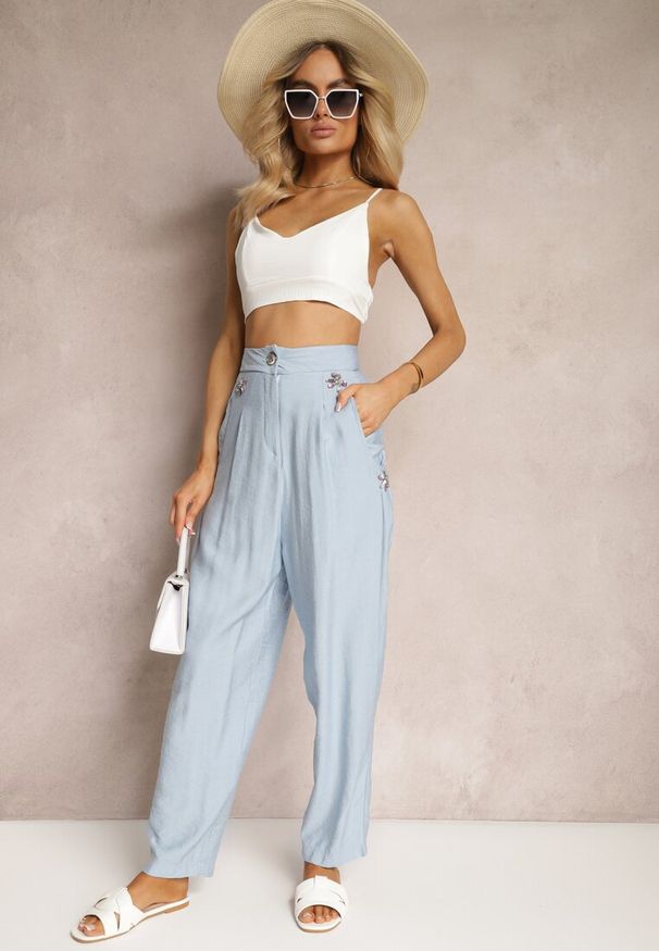 Renee - Niebieskie Spodnie Typu High Waist Ozdobione Cyrkoniami Sajara. Okazja: na co dzień. Stan: podwyższony. Kolor: niebieski. Materiał: tkanina. Wzór: aplikacja. Sezon: lato. Styl: elegancki, casual