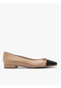 Ryłko - Beżowo-czarne baleriny na niskim obcasie. Nosek buta: okrągły. Kolor: beżowy. Materiał: skóra. Obcas: na obcasie. Styl: street. Wysokość obcasa: niski #1