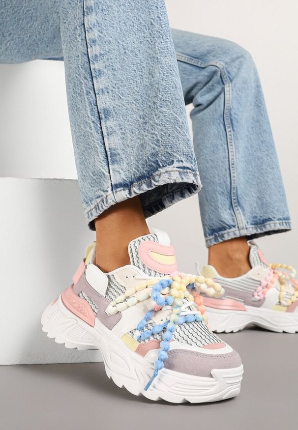 Born2be - Biało-Różówe Sneakersy na Grubej Tłoczonej Podeszwie z Koralikami Zolvia. Zapięcie: sznurówki. Kolor: biały. Wzór: kolorowy