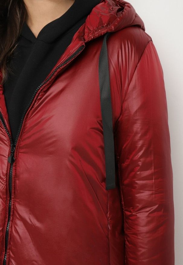 Born2be - Bordowa Kurtka o Długim Kroju z Kapturem Ściągaczami i Kieszeniami Salornia. Okazja: na co dzień. Typ kołnierza: kaptur. Kolor: czerwony. Materiał: jeans. Długość: długie. Sezon: zima. Styl: klasyczny, casual, elegancki