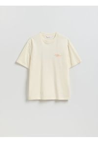 Reserved - T-shirt comfort z nadrukiem na plecach - złamana biel. Materiał: dzianina, bawełna. Wzór: nadruk #1