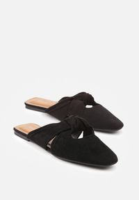 Born2be - Czarne Klapki Mule Vices Zdobione Supłem Lavisse. Okazja: na co dzień, na spotkanie biznesowe, do pracy. Kolor: czarny. Materiał: jeans. Wzór: aplikacja. Obcas: na płaskiej podeszwie. Styl: biznesowy, klasyczny, elegancki, casual