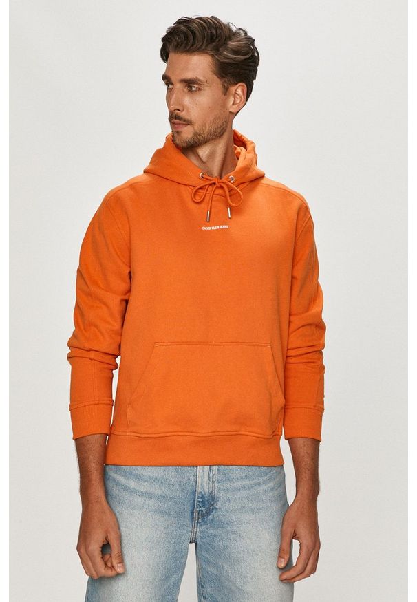 Calvin Klein Jeans - Bluza bawełniana. Okazja: na co dzień. Typ kołnierza: kaptur. Kolor: pomarańczowy. Materiał: bawełna. Styl: casual