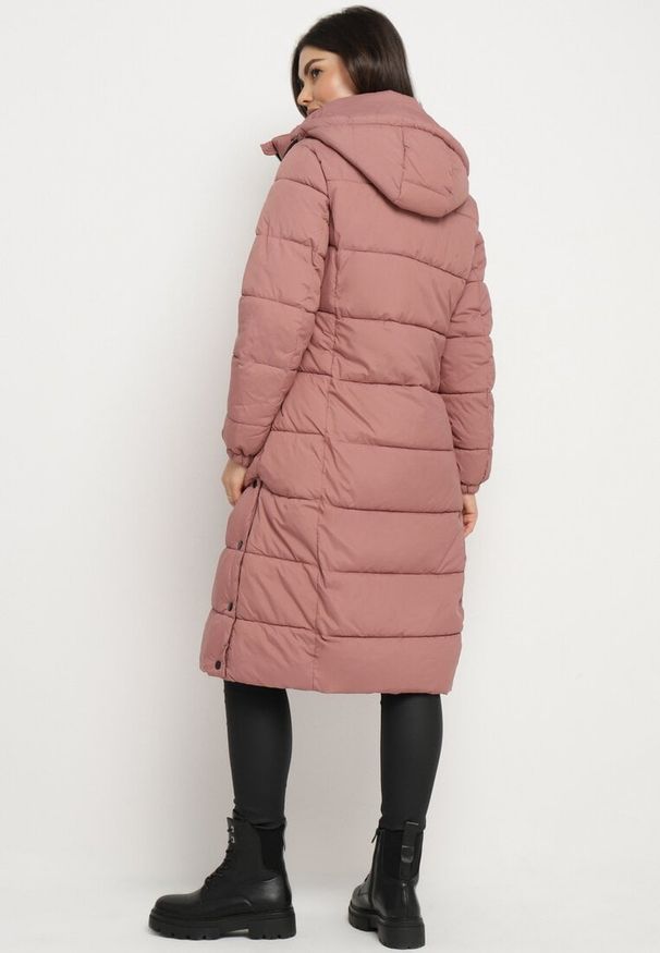Born2be - Różowa Kurtka Pikowana Mocno Ocieplana z Odpinanym Kapturem i Napami u Dołu Vorira. Okazja: na co dzień. Kolor: różowy. Materiał: polar, jeans. Długość rękawa: długi rękaw. Długość: długie. Styl: klasyczny, elegancki, casual