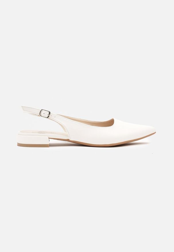 Renee - Białe Sandały ze Szpiczastym Noskiem Zapinane na Sprzączkę Radeoriel. Okazja: na co dzień. Nosek buta: szpiczasty. Zapięcie: sprzączka. Kolor: biały. Materiał: jeans. Styl: elegancki, casual, klasyczny