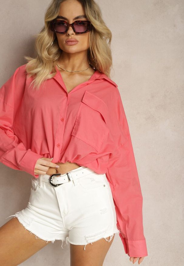 Renee - Ciemnoróżowa Koszula z Bawełny z Dłuższym Tyłem i Gumką z Możliwością Ściągnięcia Sasina. Okazja: na spotkanie biznesowe. Typ kołnierza: kołnierzyk klasyczny. Kolor: różowy. Materiał: bawełna. Długość: długie. Styl: klasyczny, biznesowy