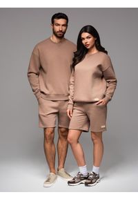 Ombre Clothing - Dresowy komplet UNISEX bluza + szorty - brązowy V16 - Rozmiar: XS/S. Okazja: do domu, na co dzień. Kolor: brązowy. Materiał: dresówka. Długość: krótkie. Wzór: aplikacja. Styl: klasyczny, casual, elegancki