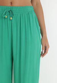 Born2be - Zielone Spodnie Sharrill. Kolor: zielony. Materiał: wiskoza. Długość: długie. Wzór: jednolity, aplikacja, gładki. Styl: elegancki