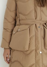 Born2be - Ciemnobeżowa Kurtka Pikowana z Paskiem Jalogi. Okazja: na co dzień. Typ kołnierza: komin. Kolor: beżowy. Materiał: wełna, materiał. Długość rękawa: długi rękaw. Długość: długie. Sezon: zima. Styl: casual #6