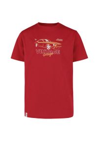 Volcano - Czerwony t-shirt chłopięcy z nadrukiem samochodu T-FURIOS JUNIOR. Kolor: czerwony. Materiał: włókno, skóra, materiał, bawełna, prążkowany. Wzór: nadruk. Sezon: wiosna, lato. Styl: młodzieżowy, vintage, klasyczny