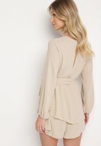 Born2be - Beżowa Kopertowa Sukienka Kombinezon Mini z Falbanką Bomina. Kolor: beżowy. Materiał: materiał #4