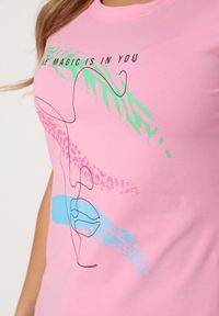 Born2be - Różowy Bawełniany T-shirt z Ozdobnym Nadrukiem Rionea. Okazja: na co dzień. Kolor: różowy. Materiał: bawełna. Wzór: nadruk. Styl: klasyczny, casual, elegancki #2