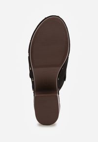 Renee - Czarne Klapki Chodaki na Słupku z Cholewką z Nitami i Paskiem z Klamerką Jinnor. Kolor: czarny. Materiał: zamsz. Wzór: ażurowy, haft. Sezon: lato. Obcas: na słupku. Styl: boho, rockowy. Wysokość obcasa: średni #7