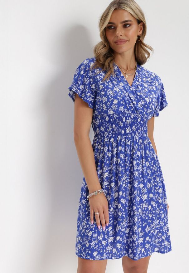 Born2be - Granatowa Kwiecista Sukienka Mini z Wiskozy z Marszczoną Gumką w Pasie Catela. Kolor: niebieski. Materiał: wiskoza. Długość rękawa: krótki rękaw. Wzór: kwiaty. Sezon: wiosna, lato. Typ sukienki: rozkloszowane, kopertowe. Długość: mini