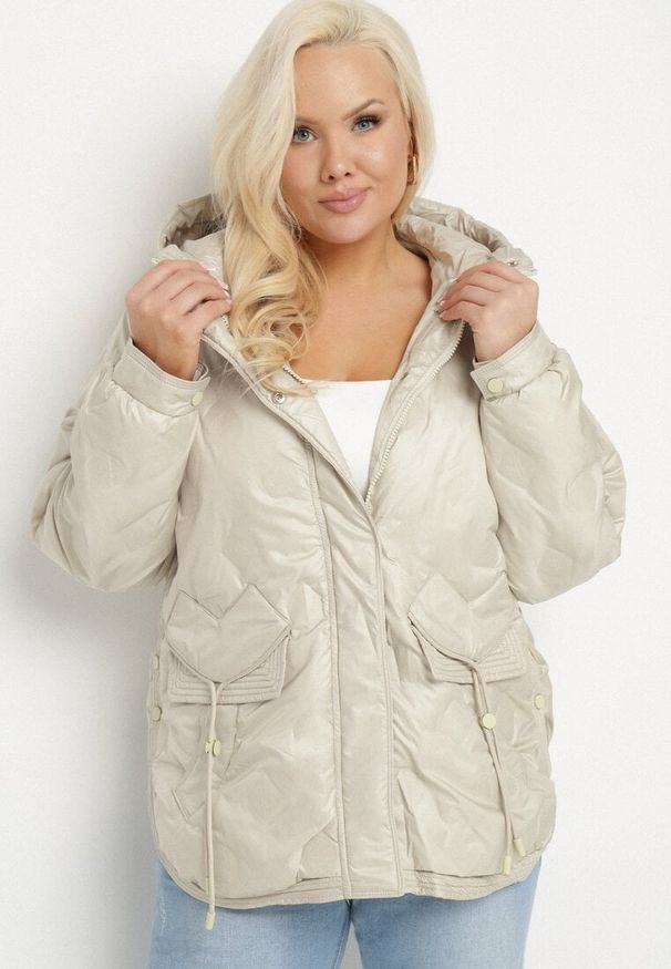 Born2be - Beżowa Kurtka Pikowana z Kapturem i Kieszeniami o Pudełkowym Kroju Eravinna. Okazja: na spacer. Typ kołnierza: kaptur. Kolekcja: plus size. Kolor: beżowy. Długość rękawa: długi rękaw. Długość: długie. Wzór: aplikacja