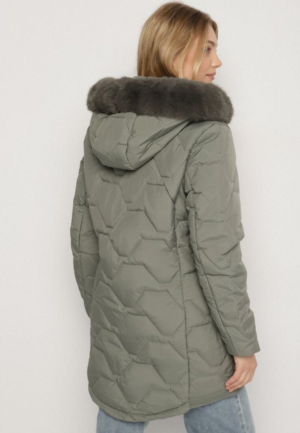 Born2be - Zielona Klasyczna Kurtka z Pikowanymi Przeszyciami i Kapturem z Futerkiem Raffisa. Okazja: na co dzień. Kolekcja: plus size. Kolor: zielony. Materiał: futro. Styl: klasyczny