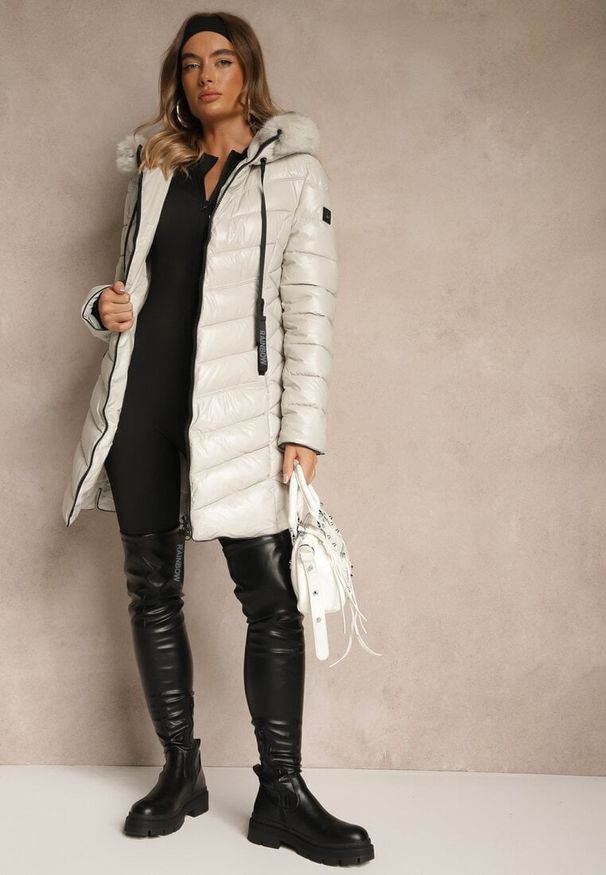 Renee - Biała Taliowana Kurtka z Pikowanymi Przeszyciami i Kapturem z Futrem Nalidea. Okazja: na co dzień. Typ kołnierza: golf. Kolor: biały. Materiał: futro. Styl: casual