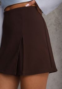 Renee - Brązowe Spódnico-Spodenki High Waist z Ozdobnym Rozcięciem Sinessei. Stan: podwyższony. Kolor: brązowy. Materiał: materiał. Styl: elegancki #4