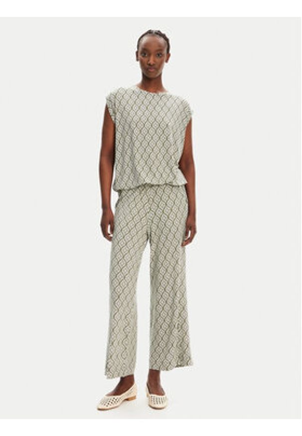 Olsen Spodnie materiałowe 14002433 Zielony Relaxed Fit. Kolor: zielony. Materiał: wiskoza