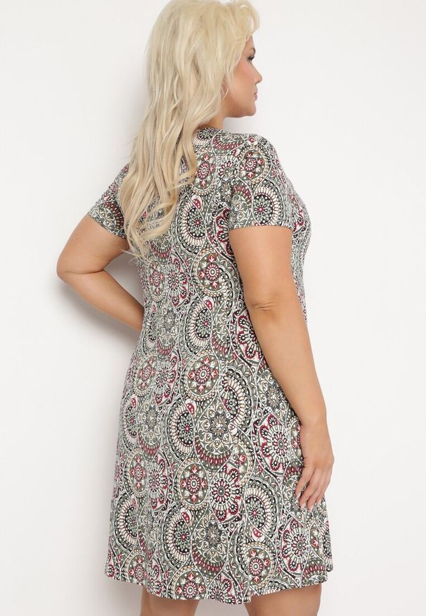 Born2be - Zielona Sukienka Mini z Wiskozy o Rozkloszowanym Fasonie Boho Aiselle. Kolor: zielony. Materiał: wiskoza. Wzór: kolorowy. Sezon: lato. Styl: boho. Długość: mini