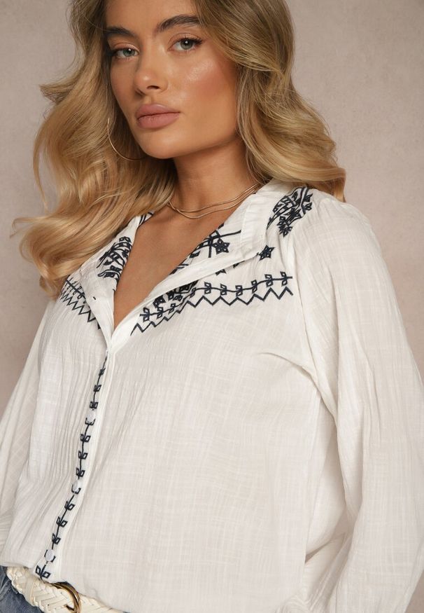Renee - Biała Bawełniana Koszula Boho z Haftowanym Wzorem Gonniva. Okazja: na co dzień. Typ kołnierza: kołnierzyk stójkowy. Kolor: biały. Materiał: bawełna. Długość: długie. Wzór: haft. Styl: boho