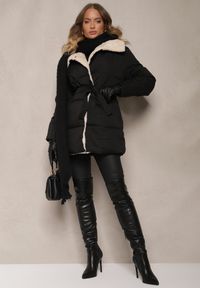 Renee - Czarna Kurtka z Pikowanymi Przeszyciami i Futrzanym Kołnierzem Wiązana w Talii Attelira. Okazja: na co dzień. Kolor: czarny. Materiał: futro. Styl: casual, elegancki, wizytowy