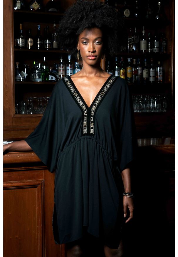 blue shadow - Sukienka / Tunika Alwina BS Czarny. Typ kołnierza: golf. Kolekcja: plus size. Kolor: czarny. Materiał: wiskoza, welur, tkanina. Wzór: haft. Sezon: lato. Typ sukienki: oversize, dla puszystych