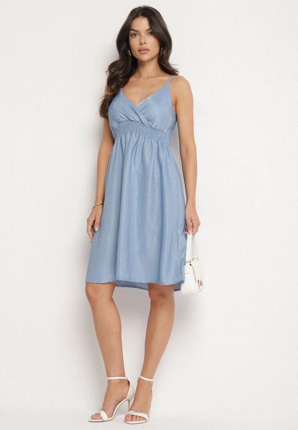 Born2be - Jasnoniebieska Wiskozowa Sukienka o Rozkloszowanym Kroju z Kopertowym Dekoltem Liralune. Typ kołnierza: dekolt w kształcie V. Kolor: niebieski. Materiał: wiskoza. Długość rękawa: na ramiączkach. Typ sukienki: kopertowe. Styl: elegancki, klasyczny