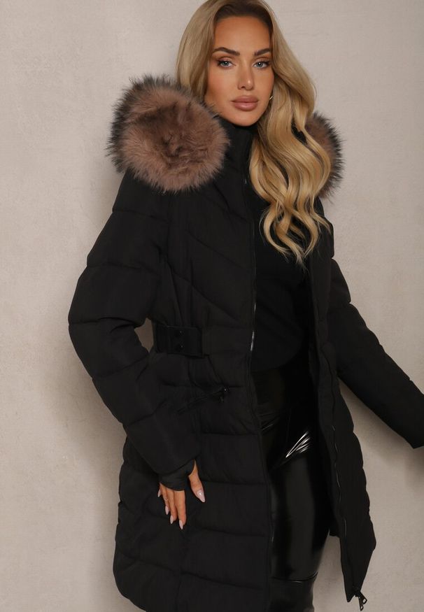 Renee - Czarno-Brązowa Pikowana Kurtka Zdobiona Elastycznym Paskiem i Dwustronnym Suwakiem Innarelle. Kolor: czarny. Materiał: materiał, jeans. Długość rękawa: długi rękaw. Długość: długie. Wzór: aplikacja. Styl: elegancki