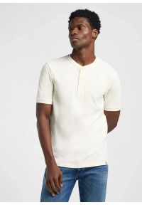 Lee - MESKA KOSZULKA LEE SS HENLEY SHIRT ECRU 112363862. Typ kołnierza: typu henley #1