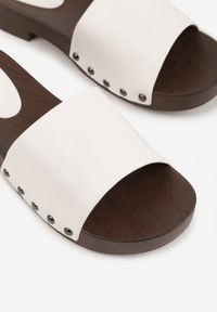 Renee - Białe Klapki Ozdobione po Bokach Nitami Neameronei. Kolor: biały. Materiał: skóra, jeans. Wzór: aplikacja #9