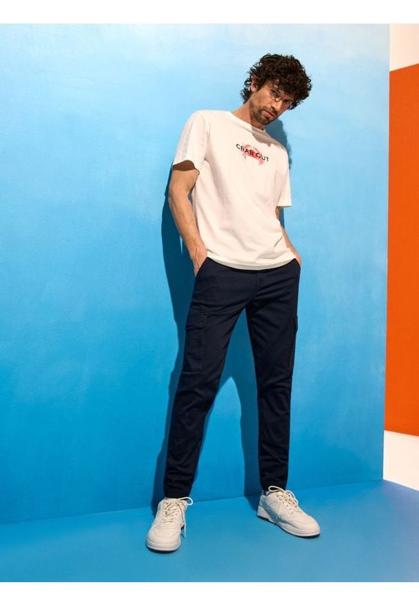 Sinsay - Spodnie cargo jogger - granatowy. Kolor: niebieski