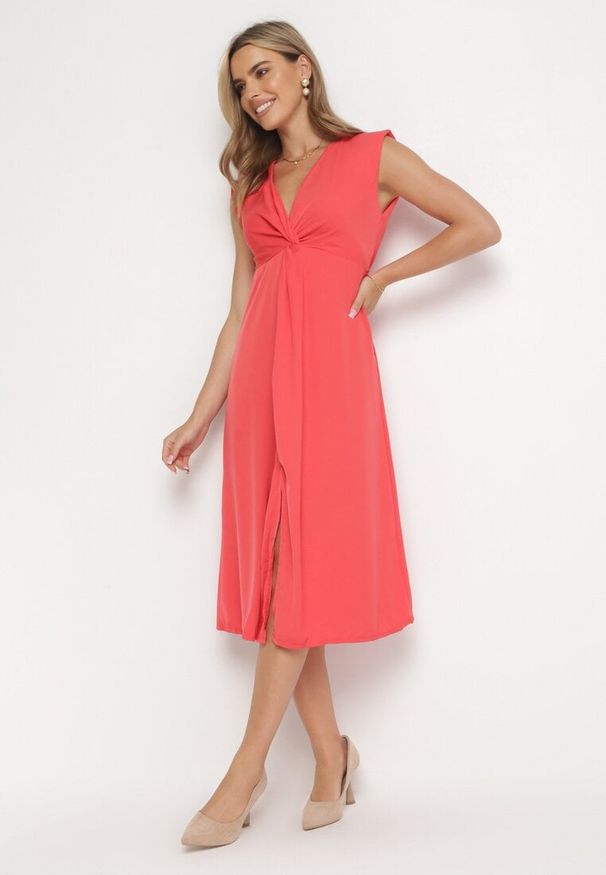 Born2be - Czerwona Sukienka Midi z Ozdobnym Węzłem przy Dekolcie i Rozcięciem Sastama. Kolor: czerwony. Długość: midi