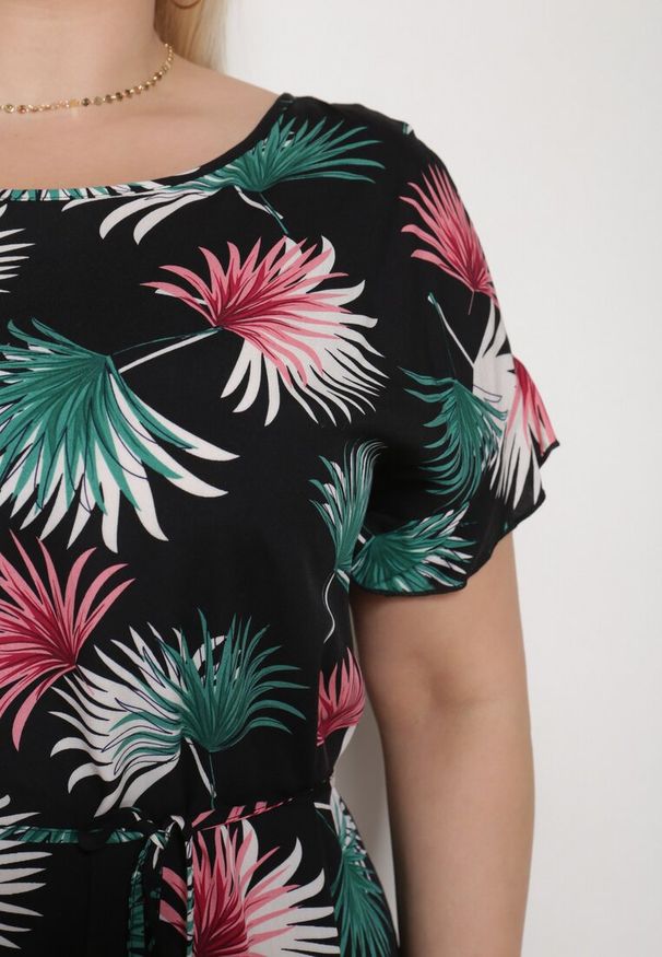 Born2be - Czarno-Zielona Bawełniana Sukienka z Florystycznym Motywem i Wiązaniem w Talii Rissani. Okazja: na randkę. Kolor: czarny. Materiał: bawełna. Sezon: lato