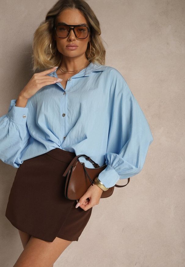 Renee - Niebieska Koszula z Wiskozą w Stylu Nietoperza Sonarielia. Okazja: na co dzień. Typ kołnierza: kołnierzyk klasyczny. Kolor: niebieski. Materiał: wiskoza. Długość: krótkie. Styl: klasyczny, casual, elegancki