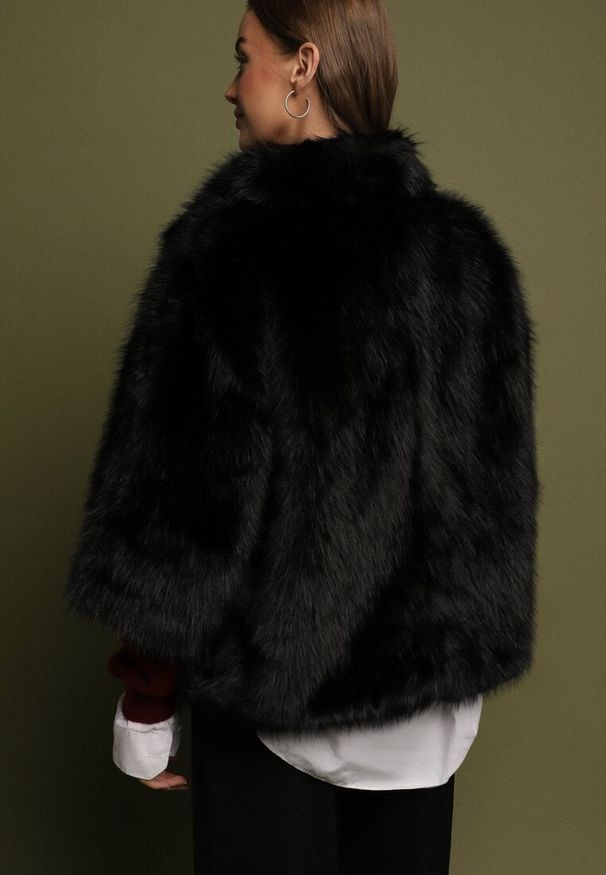 Born2be - Czarna Kurtka Futerko na Suwak z Wysokim Kołnierzem i Rękawami 3/4 Lelvila. Okazja: na co dzień. Typ kołnierza: golf. Kolor: czarny. Materiał: futro. Styl: casual, elegancki