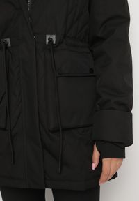 Born2be - Czarna Pikowana Kurtka Parka z Odpinanym Kapturem na Suwak Ściągana w Talii Ericeas. Okazja: na co dzień. Kolor: czarny. Materiał: jeans. Długość rękawa: długi rękaw. Długość: długie. Styl: sportowy, casual, elegancki, wizytowy #5