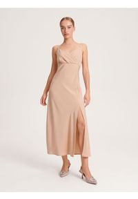 Reserved - Sukienka midi - beżowy. Kolor: beżowy. Materiał: materiał. Wzór: gładki. Typ sukienki: proste. Długość: midi #1