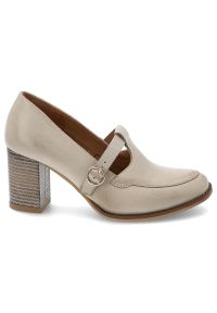 Półbuty damskie Armodo, na słupku z okrągłym noskiem zapinane sprzączką i ze skóry, beż rustik, 1662. Okazja: na co dzień, do pracy, na spotkanie biznesowe. Nosek buta: okrągły. Zapięcie: sprzączka. Kolor: beżowy. Materiał: skóra. Obcas: na słupku. Styl: casual, biznesowy, elegancki. Wysokość obcasa: średni #7