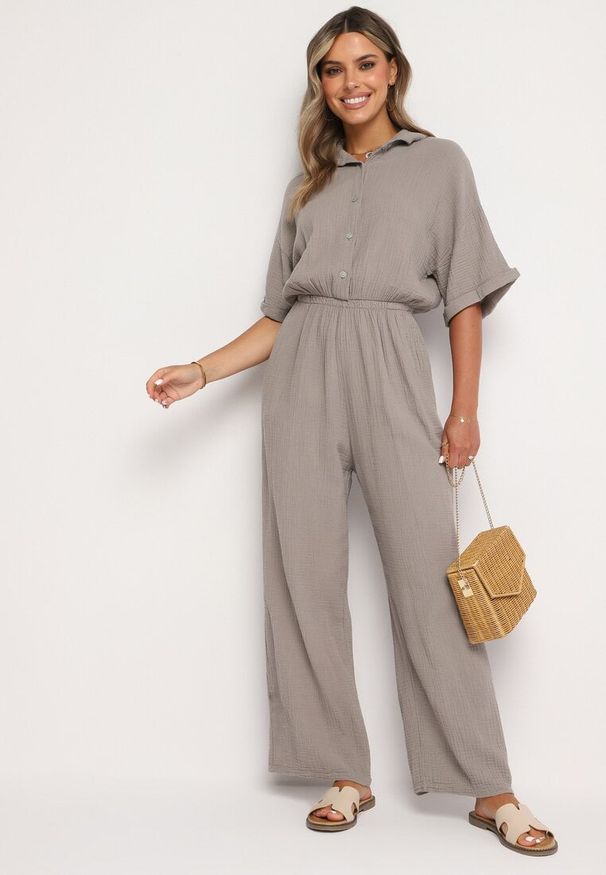 Born2be - Ciemnobeżowy Bawełniany Kombinezon z Koszulową Górą i Prostymi Spodniami Namsore. Kolor: beżowy. Materiał: bawełna. Styl: klasyczny, elegancki