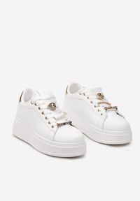 Born2be - Białe Sneakersy na Grubej Podeszwie z Ozdobami przy Sznurówkach Ellajoy. Kolor: biały. Materiał: jeans. Wzór: aplikacja