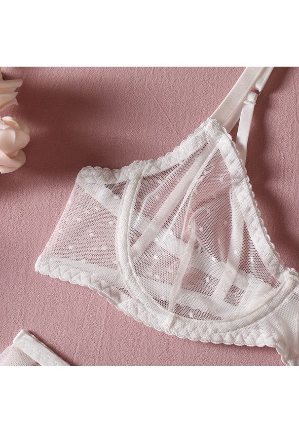 Intica - Komplet bielizny z falbanką na romantyczne wieczory Willia. Kolor: biały. Materiał: materiał, tkanina. Długość: długie