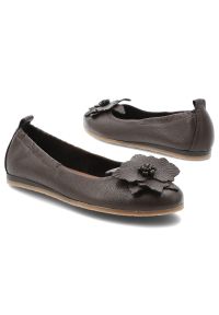 Baleriny damskie Armodo, cholewka ze skóry naturalnej z dekoracyjną aplikacją na przodzie elastyczna konstrukcja ułatwiająca zakładanie oraz płaska p. Kolor: brązowy. Materiał: skóra. Szerokość cholewki: normalna. Wzór: aplikacja. Obcas: na płaskiej podeszwie #4
