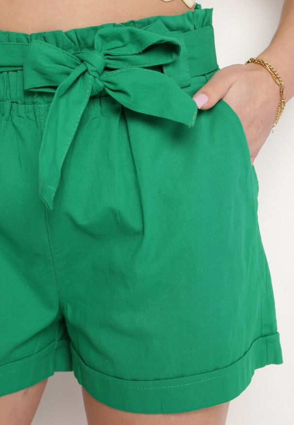 Born2be - Zielone Szorty z Gumką w Pasie i Materiałowym Paskiem Filalilena. Okazja: na co dzień, na spacer. Kolor: zielony. Materiał: materiał. Sezon: lato. Styl: casual, elegancki