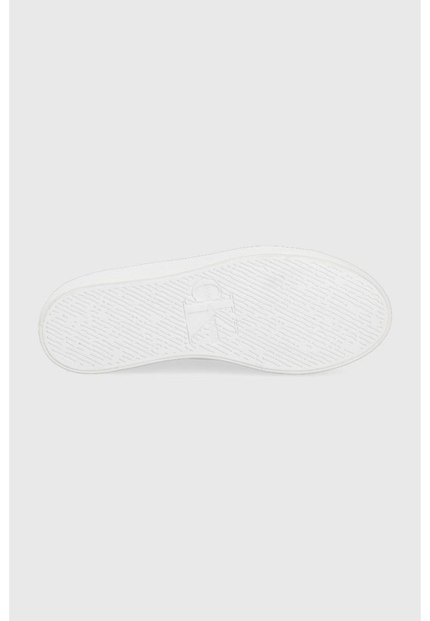 Calvin Klein Jeans tenisówki damskie kolor biały. Nosek buta: okrągły. Zapięcie: sznurówki. Kolor: biały. Materiał: guma. Obcas: na platformie