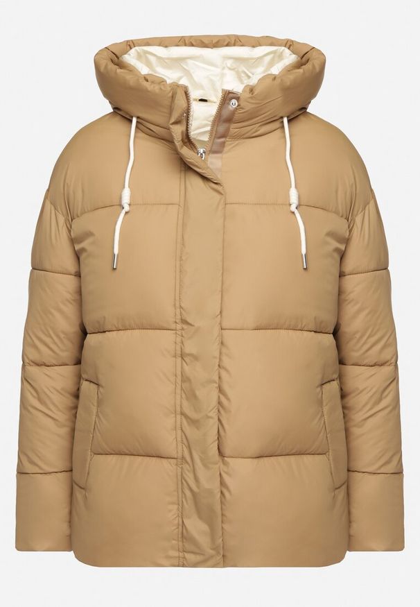 Born2be - Jasnobeżowa Pikowana Kurtka o Pudełkowym Kroju z Kapturem i Kieszeniami Alissan. Typ kołnierza: kaptur. Kolor: beżowy. Materiał: jeans. Sezon: zima