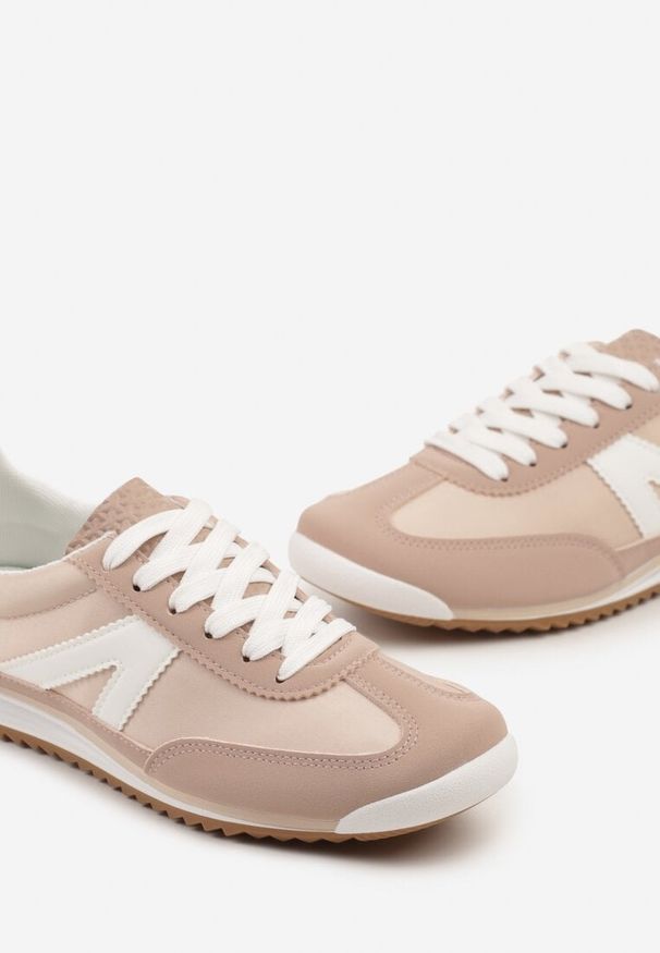 Renee - Różowe Sneakersy Ozdobione Geometrycznym Motywem Clevandra. Okazja: na co dzień. Kolor: różowy. Materiał: jeans. Szerokość cholewki: normalna. Wzór: aplikacja, geometria