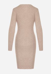 Born2be - Beżowa Dopasowana Sukienka z Prążkowanej Dzianiny z Bawełną Tesmera. Okazja: do pracy, na co dzień, na spotkanie biznesowe. Kolor: beżowy. Materiał: dzianina, bawełna, prążkowany. Styl: casual, biznesowy #3