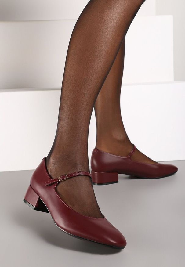 Born2be - Bordowe Czółenka na Obcasie w Stylu Mary Jane ze Sprzączką Kareoma. Zapięcie: sprzączka. Kolor: czerwony. Obcas: na obcasie. Styl: elegancki, klasyczny, wizytowy. Wysokość obcasa: średni